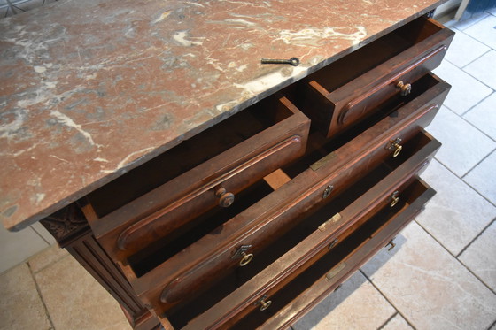 Image 1 of Commode en bois avec dessus en marbre rouge Circa 1900