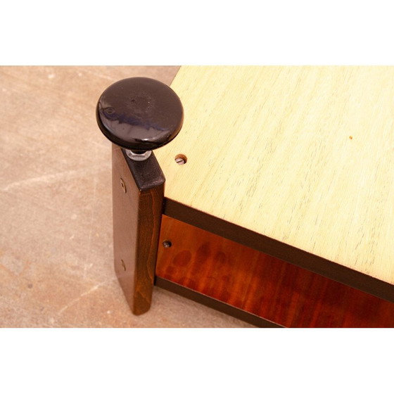 Image 1 of Table d'appoint vintage en acajou sur roulettes, Tchécoslovaquie 1980