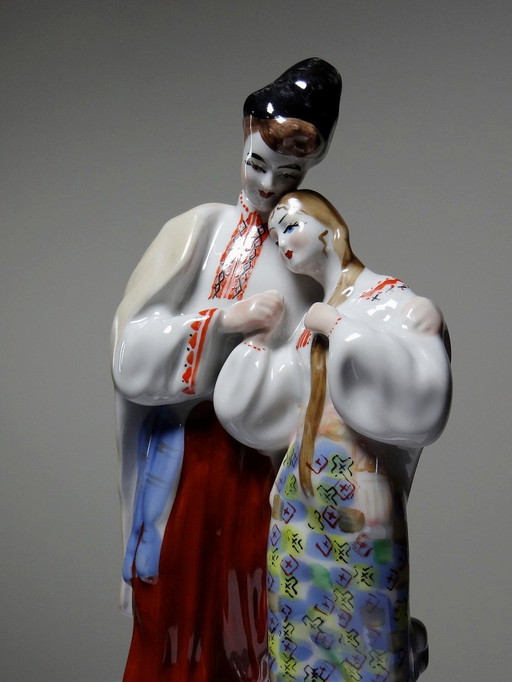 "Nuit De Mai" Couple D'Amoureux Grand Sujet Porcelaine Ukrainienne