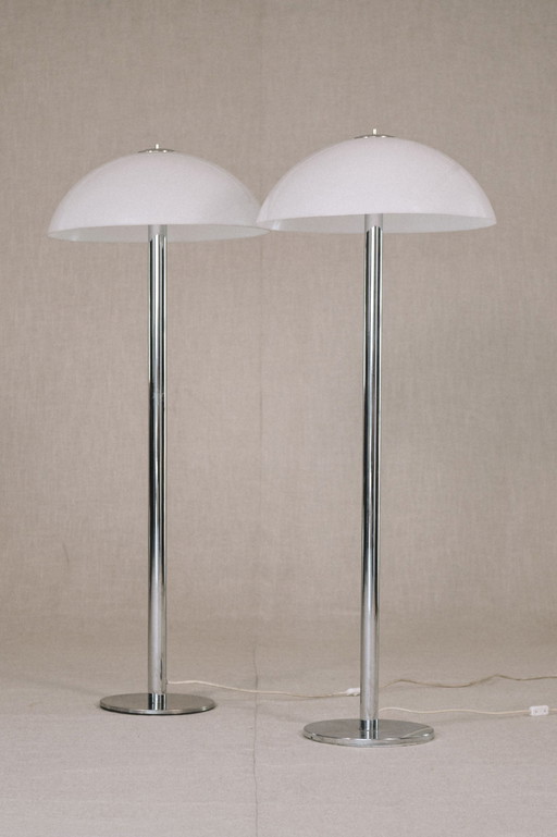 2 lampadaires italiens Guzzini de l'ère spatiale