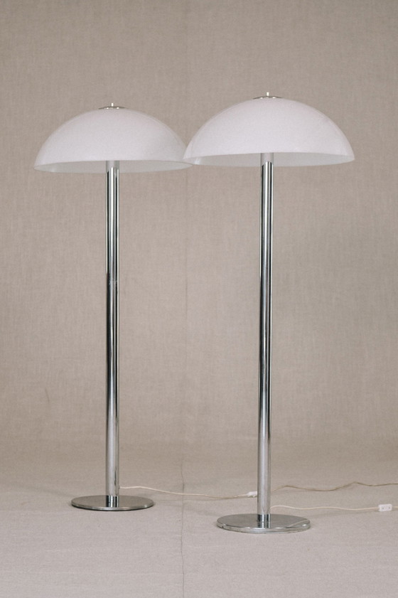 Image 1 of 2 lampadaires italiens Guzzini de l'ère spatiale