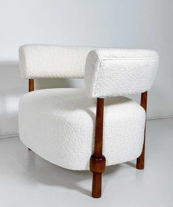 Image 1 of Paire de fauteuils contemporains, bois et tissu bouclé blanc, Italie