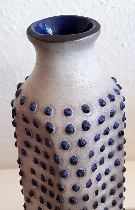 Vase en céramique à glaçure intérieure bleue, années 1960