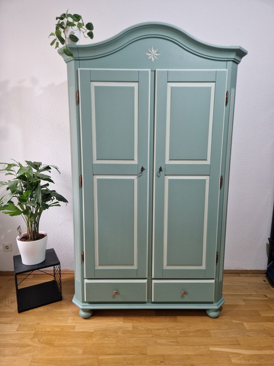 Image 1 of Armoire restaurée | Couleurs craie Duck Egg & Sage