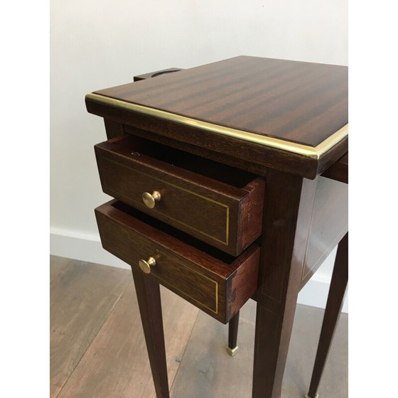 Image 1 of Table néoclassique vintage en acajou et laiton avec tiroirs et tirettes révélant 2 cendriers, 1940