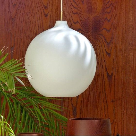 Image 1 of Lampe suspendue opaline vintage scandinave par Vilhem Wohlert pour Louis Poulsen