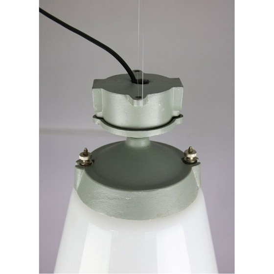 Image 1 of Lampe industrielle vintage avec pendentif en verre opale, 1970