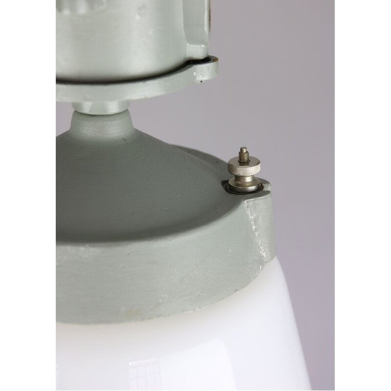 Image 1 of Lampe industrielle vintage avec pendentif en verre opale, 1970