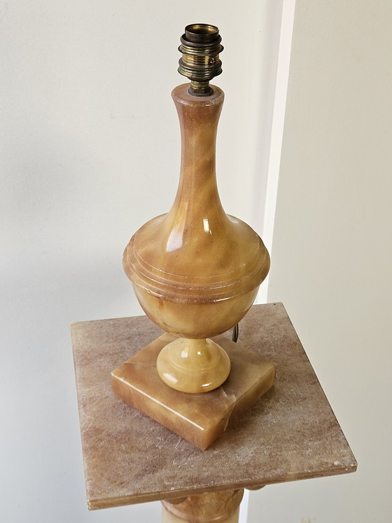 Image 1 of Français Vintage Néoclassique Base et lampe en albâtre avec abat-jour en soie - 60S