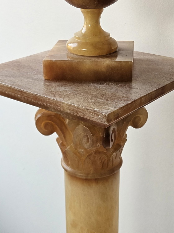 Image 1 of Français Vintage Néoclassique Base et lampe en albâtre avec abat-jour en soie - 60S