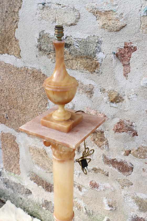 Image 1 of Français Vintage Néoclassique Base et lampe en albâtre avec abat-jour en soie - 60S
