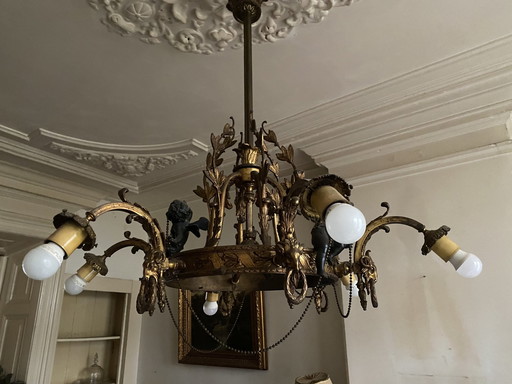 Lustre antique avec de superbes ornements et des chérubins noirs