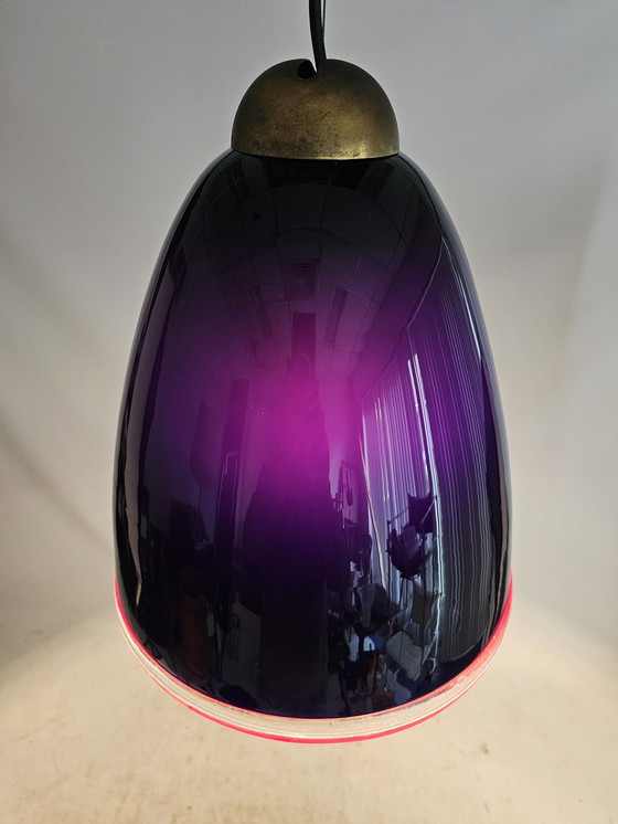 Image 1 of Lampe pendante italienne en verre illuminée violet