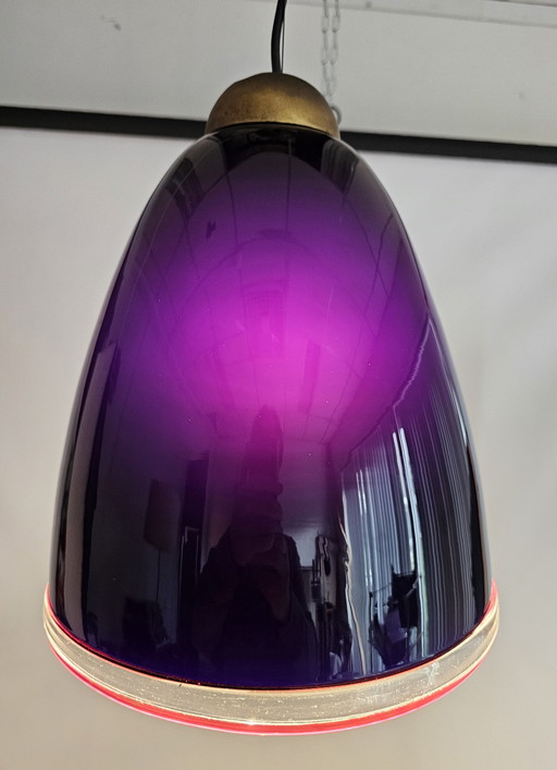 Lampe pendante italienne en verre illuminée violet