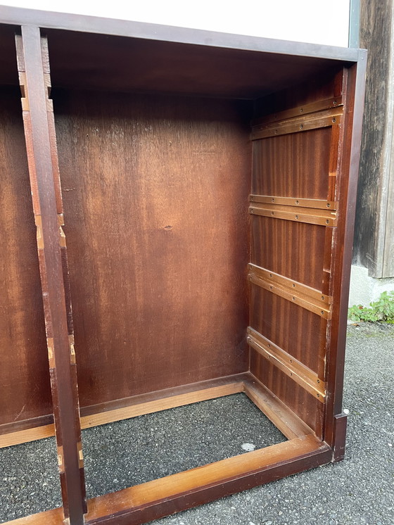 Image 1 of Commode Mid Century En Bois De Teck Et Laiton Doré Dans Le Style De Henredon