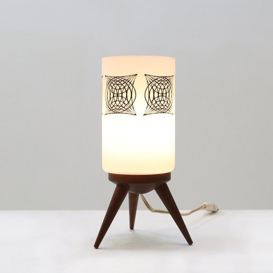 Image 1 of Lampe de table des années 60 du Mid Century avec abat-jour en verre opalin, France