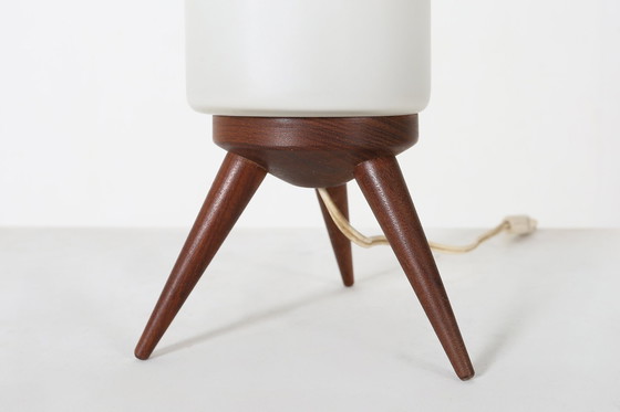 Image 1 of Lampe de table des années 60 du Mid Century avec abat-jour en verre opalin, France