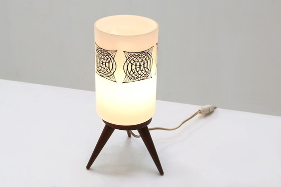 Image 1 of Lampe de table des années 60 du Mid Century avec abat-jour en verre opalin, France