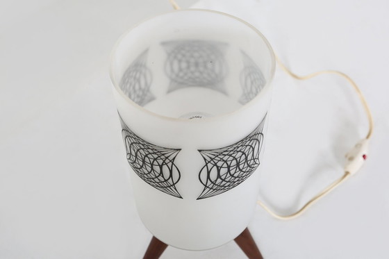 Image 1 of Lampe de table des années 60 du Mid Century avec abat-jour en verre opalin, France