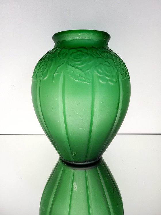 Image 1 of Vase Art Déco en verre pressé vert givré avec décor floral et lignes épurées en relief