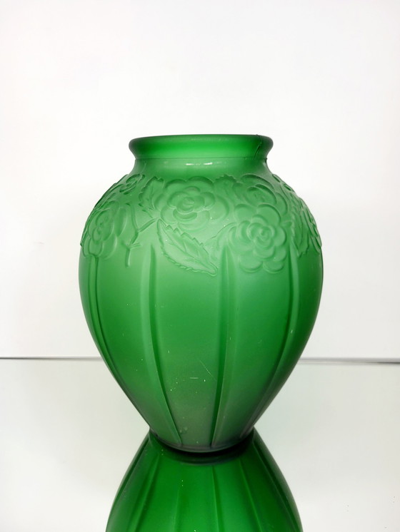 Image 1 of Vase Art Déco en verre pressé vert givré avec décor floral et lignes épurées en relief