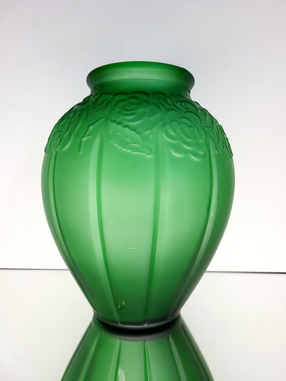 Image 1 of Vase Art Déco en verre pressé vert givré avec décor floral et lignes épurées en relief