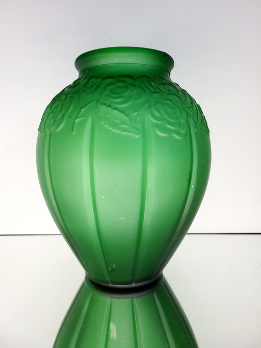 Vase Art Déco en verre pressé vert givré avec décor floral et lignes épurées en relief