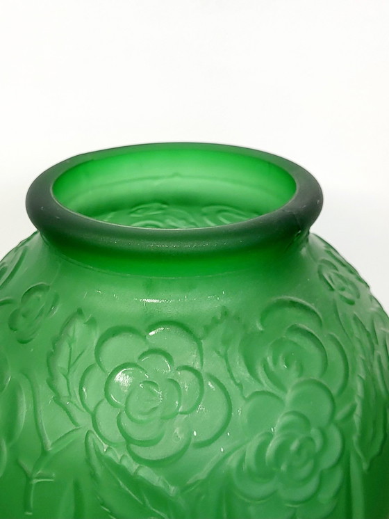 Image 1 of Vase Art Déco en verre pressé vert givré avec décor floral et lignes épurées en relief