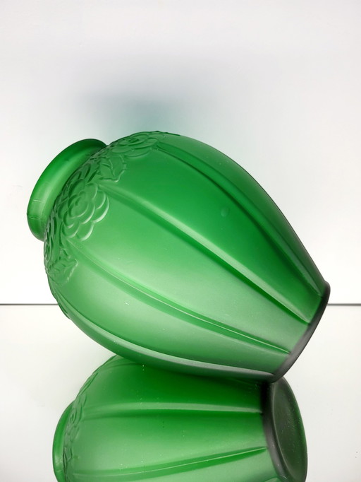 Vase Art Déco en verre pressé vert givré avec décor floral et lignes épurées en relief