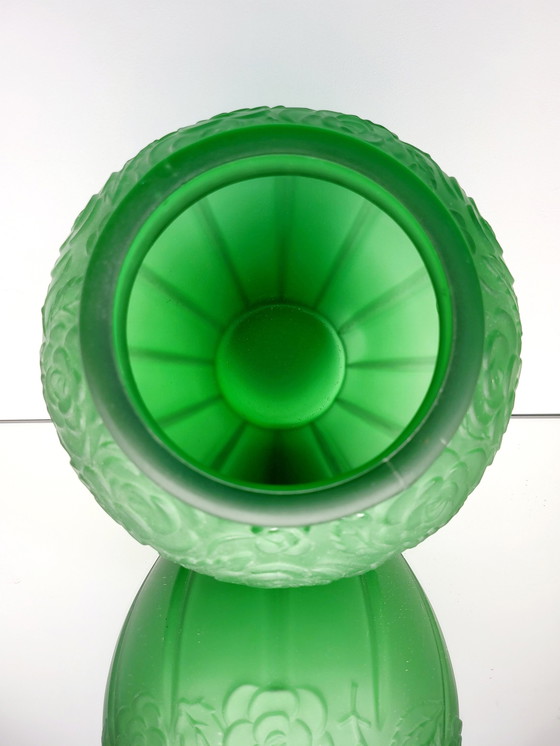 Image 1 of Vase Art Déco en verre pressé vert givré avec décor floral et lignes épurées en relief