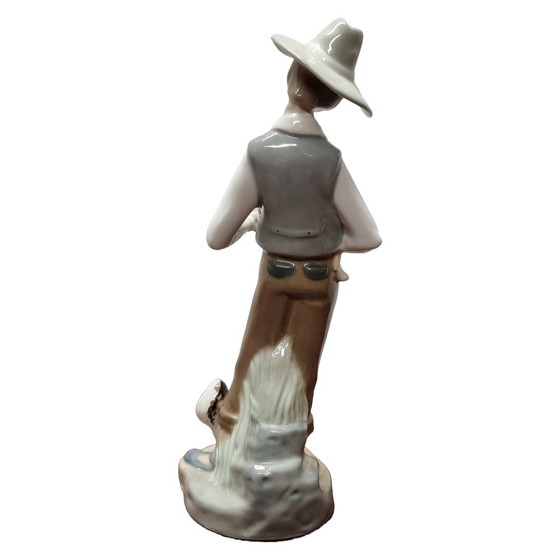 Image 1 of Statuette vintage en porcelaine d'un jeune homme