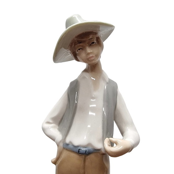 Image 1 of Statuette vintage en porcelaine d'un jeune homme
