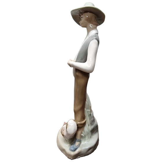 Image 1 of Statuette vintage en porcelaine d'un jeune homme