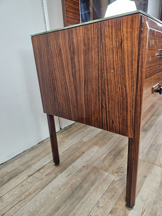 Image 1 of Commode en teck du Mid Century avec grand miroir et verre travaillé