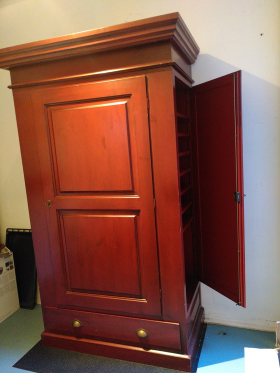 Image 1 of Armoire à linge vintage rouge