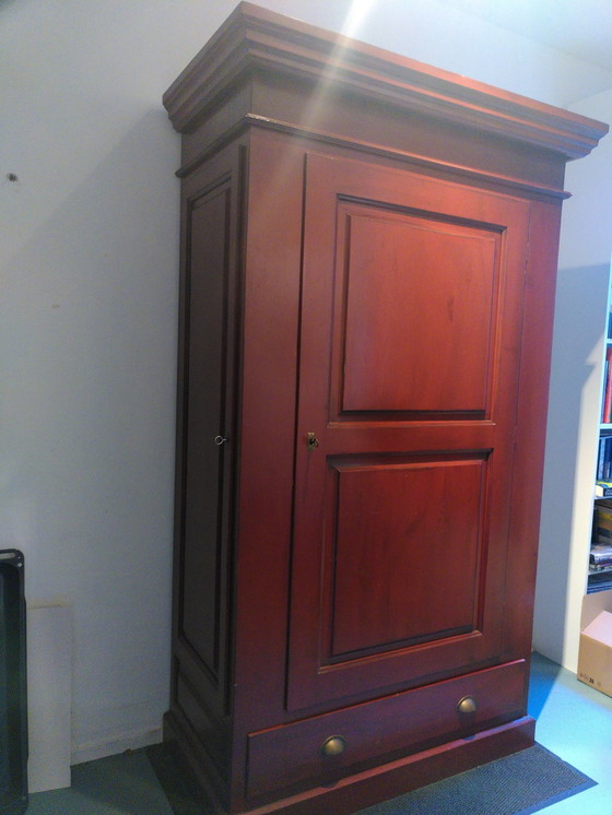 Image 1 of Armoire à linge vintage rouge