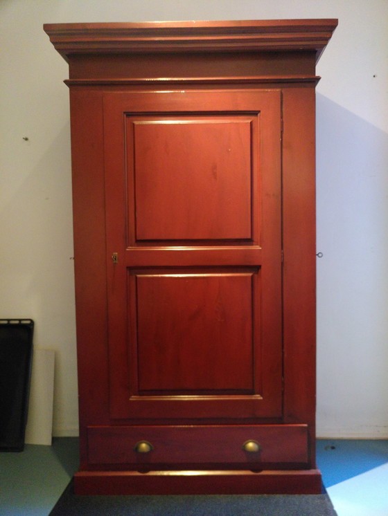 Image 1 of Armoire à linge vintage rouge