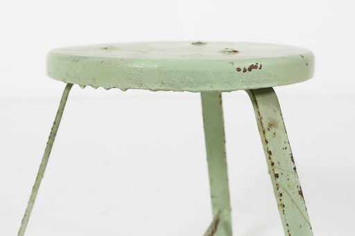 Tabouret industriel peint en vert avec base en acier et plateau en bois, 1930S