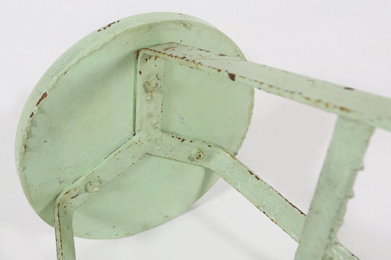 Image 1 of Tabouret industriel peint en vert avec base en acier et plateau en bois, 1930S