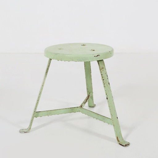 Tabouret industriel peint en vert avec base en acier et plateau en bois, 1930S