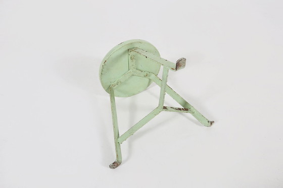 Image 1 of Tabouret industriel peint en vert avec base en acier et plateau en bois, 1930S