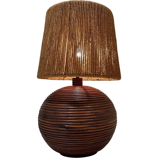 Lampe ronde en rotin avec abat-jour en corde. Travail français dans le style d'Adrien Adoux et de Frida Minet. Circa 1970