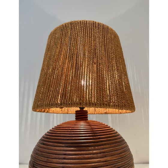Image 1 of Lampe ronde en rotin avec abat-jour en corde. Travail français dans le style d'Adrien Adoux et de Frida Minet. Circa 1970