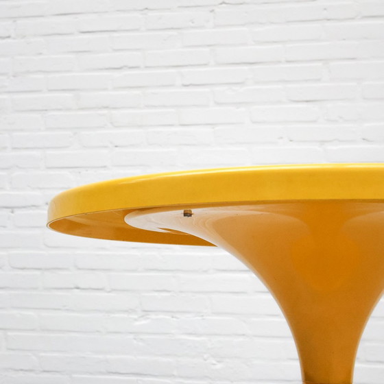 Image 1 of Table jaune de l'ère spatiale '70S