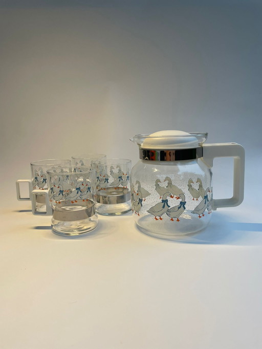 4 tasses en verre et pot de thé avec oies