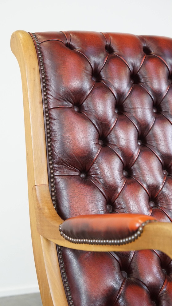 Image 1 of Fauteuil Chesterfield en cuir de boeuf rouge combiné avec du bois