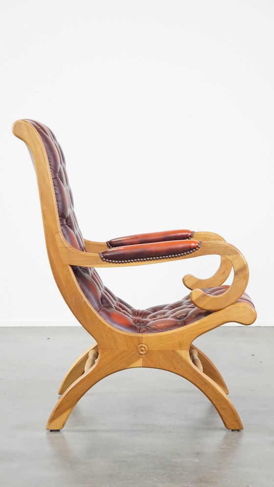 Image 1 of Fauteuil Chesterfield en cuir de boeuf rouge combiné avec du bois
