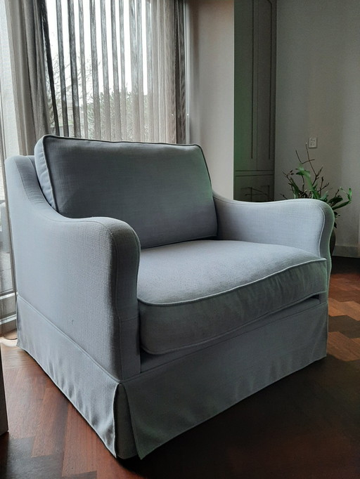 Chaise longue bleu clair en bon état.