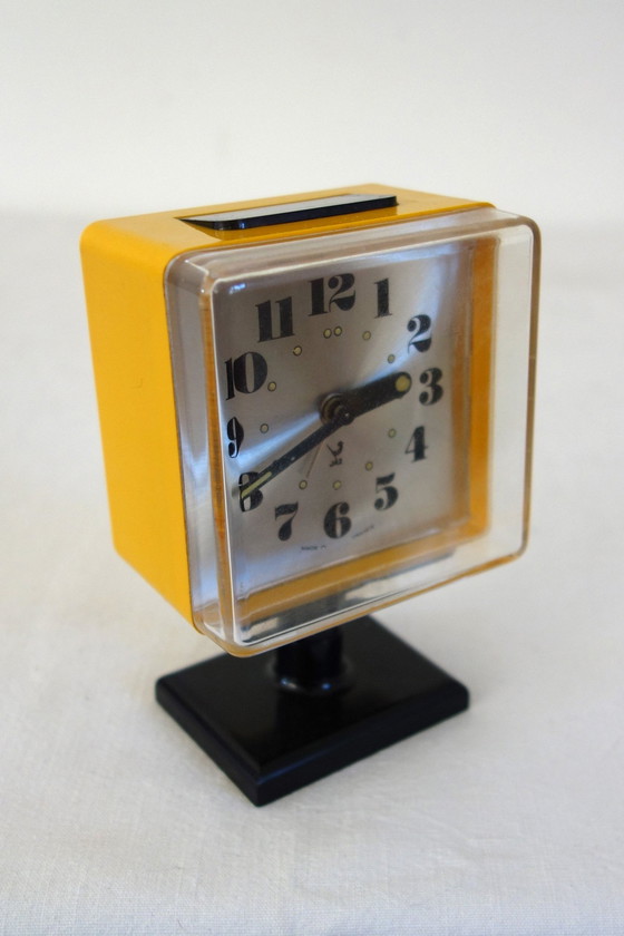 Image 1 of Superbe Réveil Jaune Sur Pied Vintage 70's JAZ