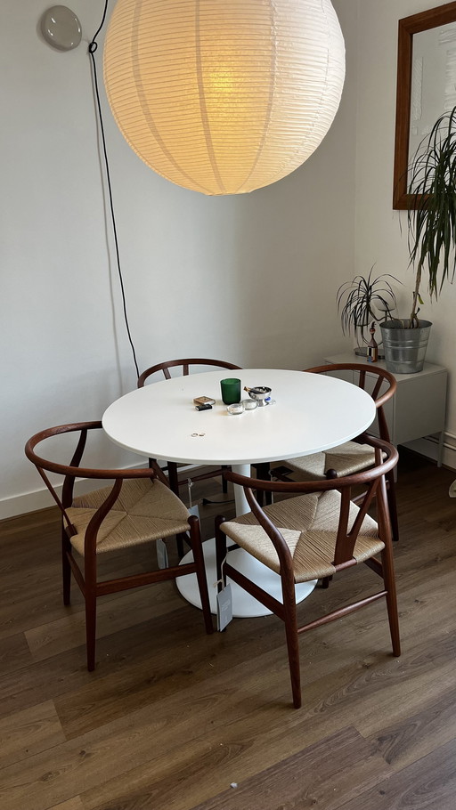 Chaise Wishbone en bois d'acajou de Carl Hansen.